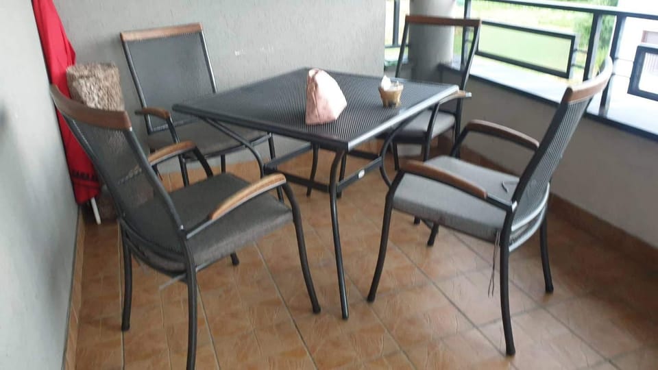 Restaurant/places to eat, Seating area