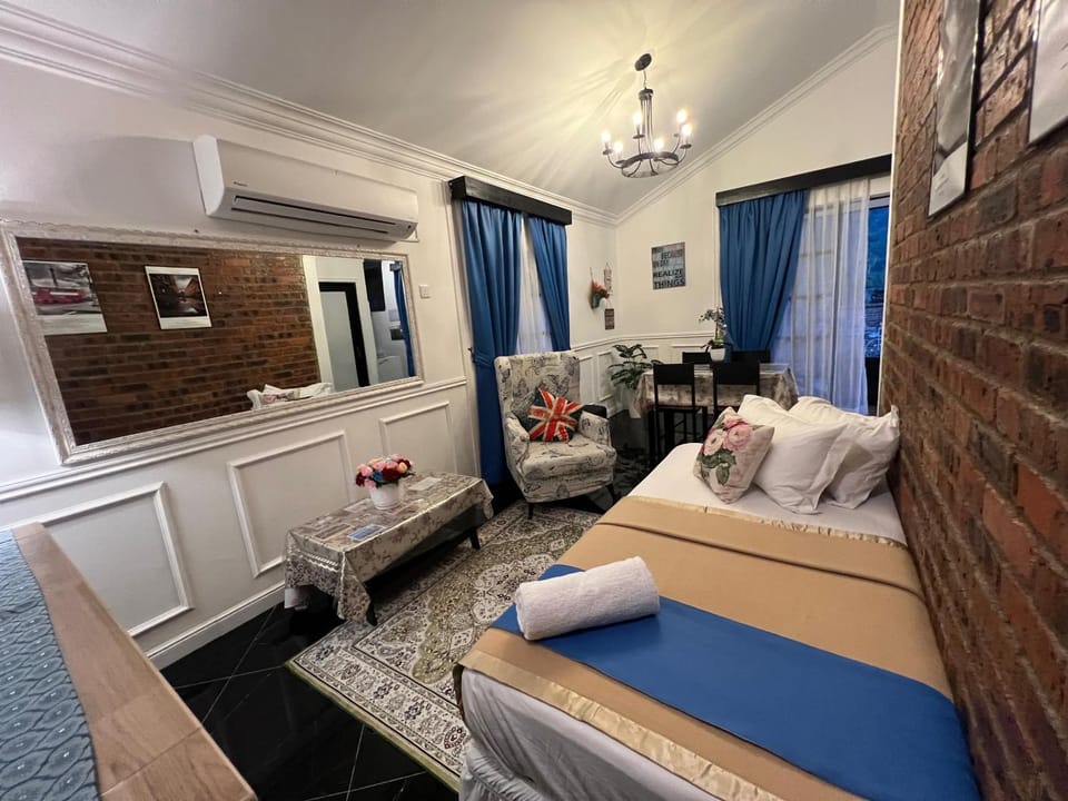 Bed, TV and multimedia, Living room, Seating area, Dining area