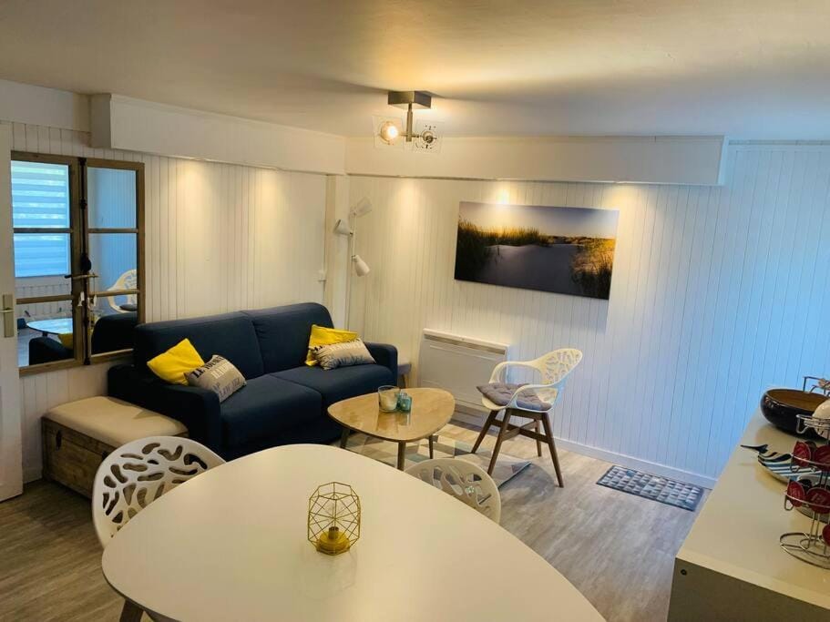 Property building, TV and multimedia, Seating area