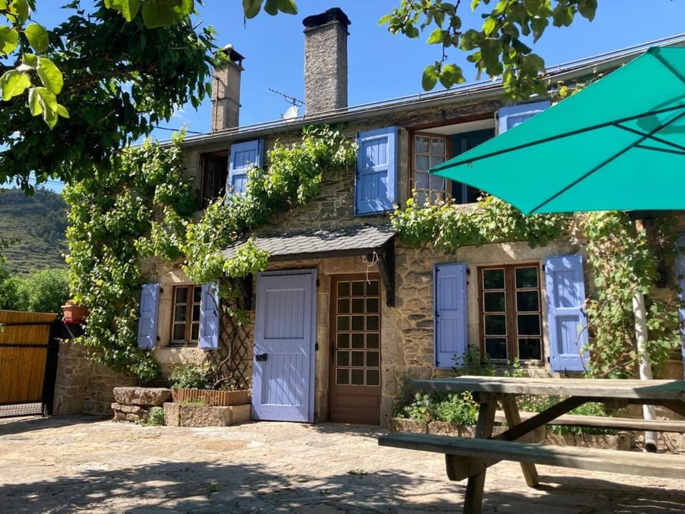 Property building, Balcony/Terrace, Dining area, Garden view