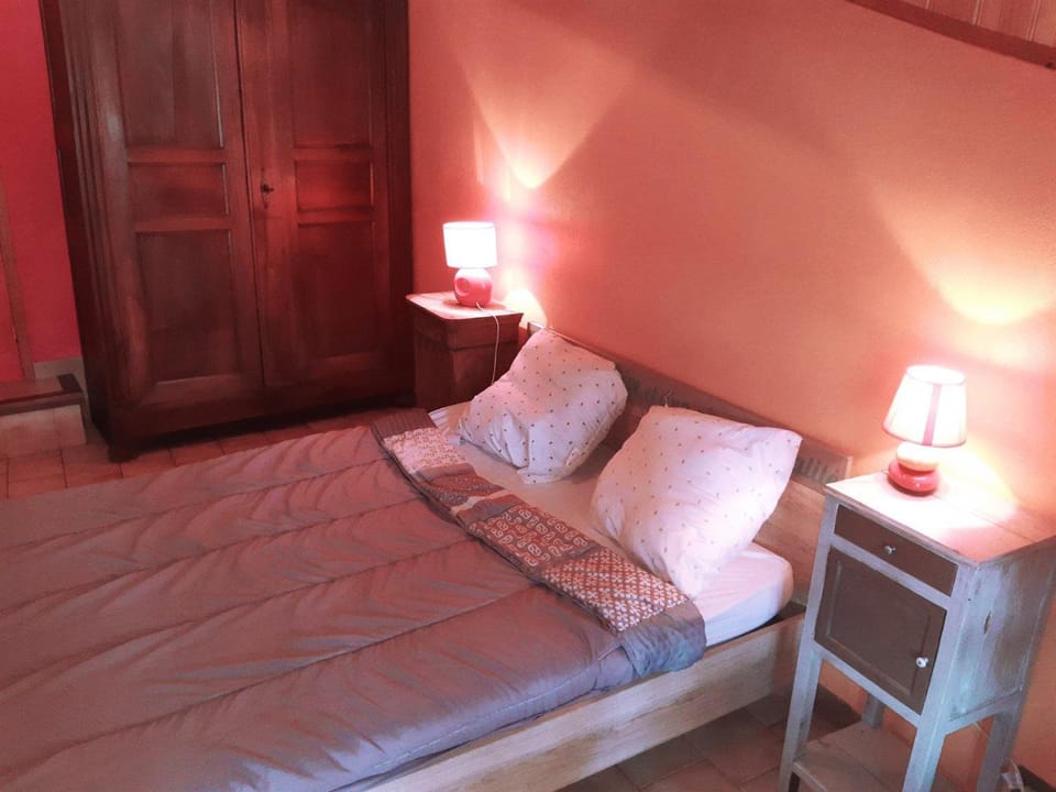 Bed, Photo of the whole room, Bedroom, internet, wardrobe