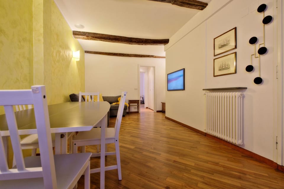 TV and multimedia, Living room, Seating area, Dining area