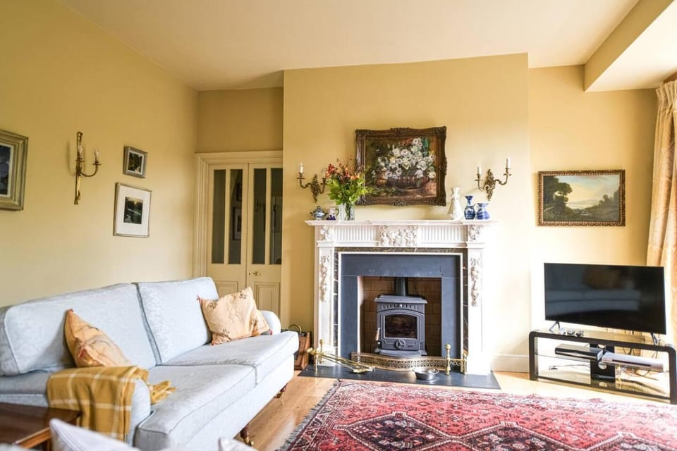 Communal lounge/ TV room, TV and multimedia, Living room, Seating area, Evening entertainment