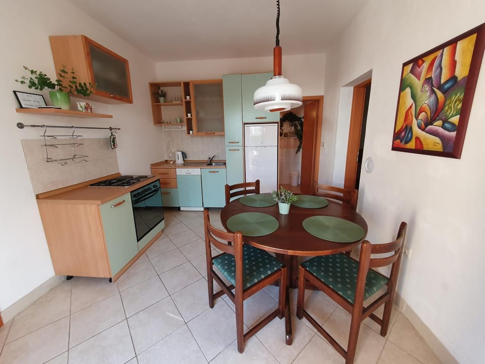 Kitchen or kitchenette, Dining area, dishwasher, pet friendly