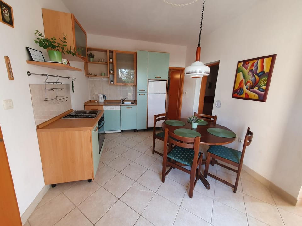Kitchen or kitchenette, Dining area, dishwasher, pet friendly