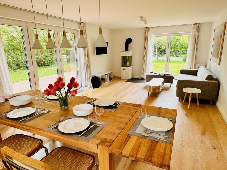 TV and multimedia, Living room, Photo of the whole room, Seating area, Dining area