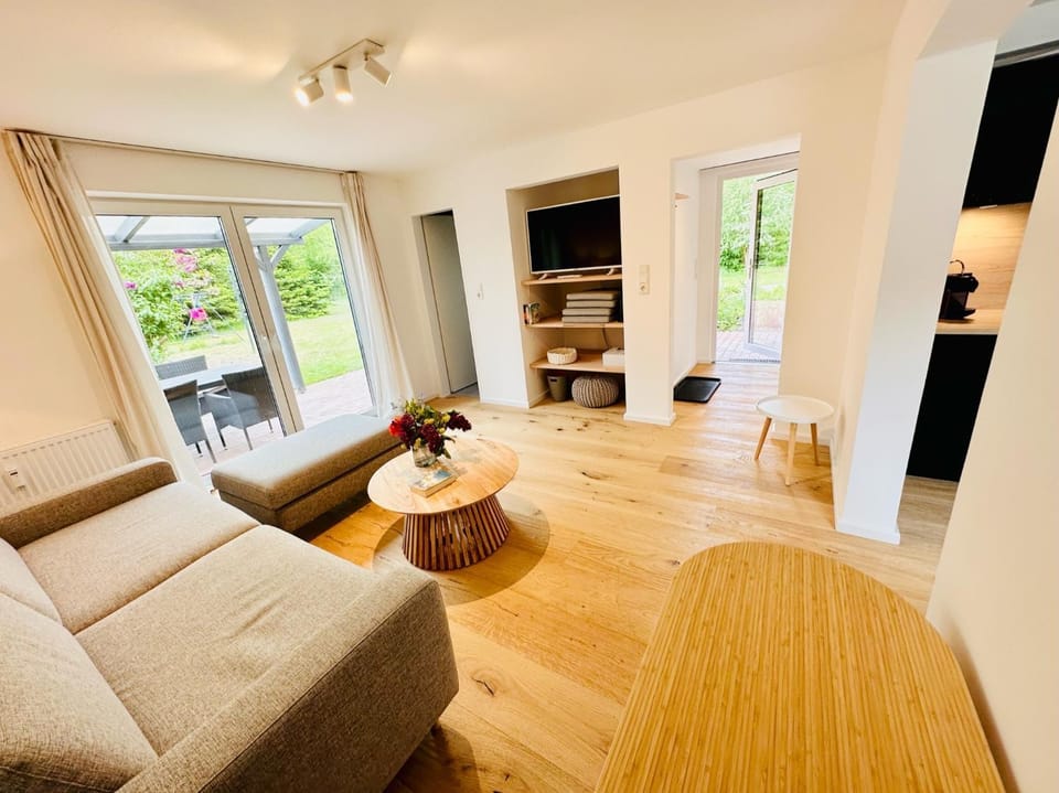 Communal lounge/ TV room, TV and multimedia, Living room, Seating area