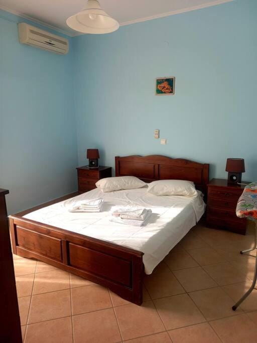 Bed, Photo of the whole room, Bedroom, towels, air conditioner