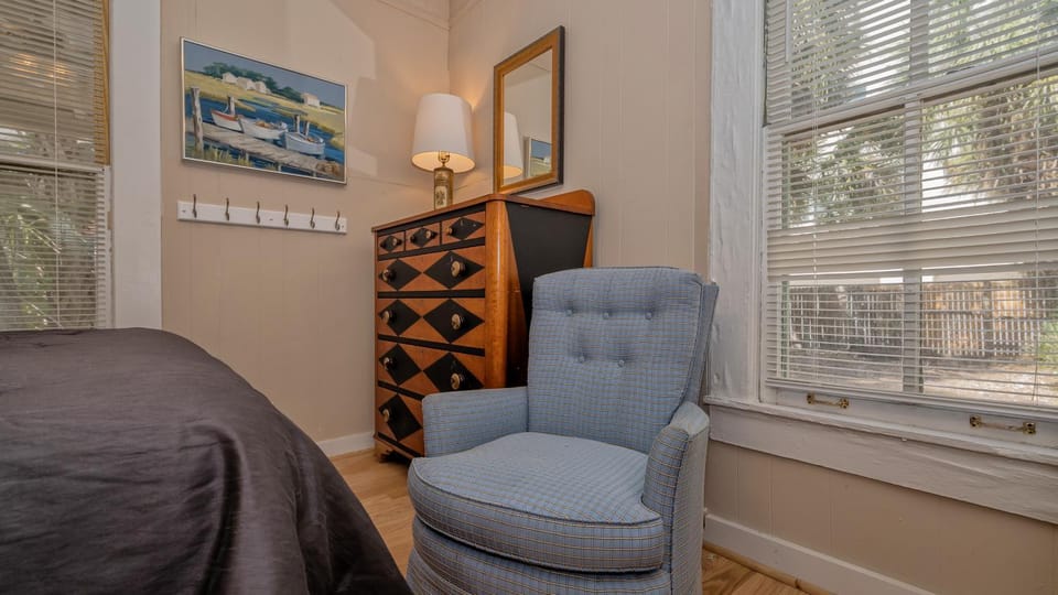 Perfect Downtown Space-Walk to Library, Theater Apartment in Sarasota