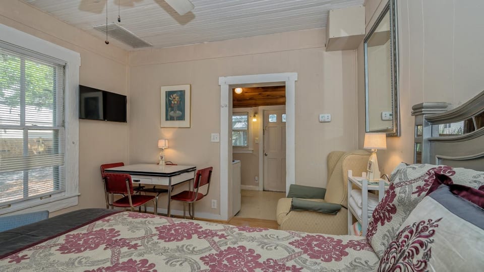 Perfect Downtown Space-Walk to Library, Theater Apartment in Sarasota