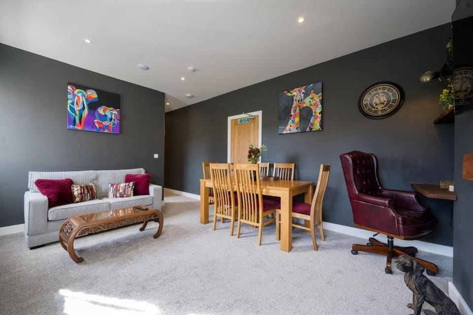 TV and multimedia, Living room, Seating area, Dining area