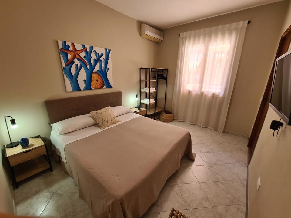Bed, TV and multimedia, Photo of the whole room, Bedroom, wardrobe, air conditioner