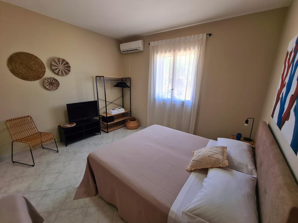 Bed, TV and multimedia, Photo of the whole room, Bedroom, air conditioner