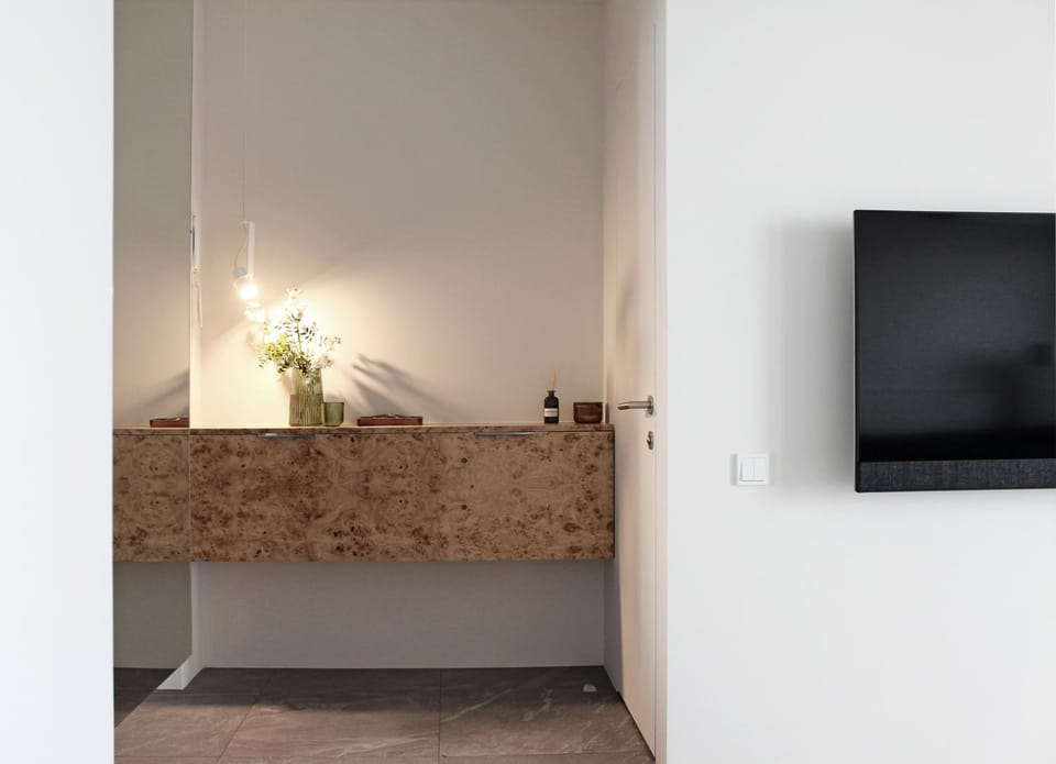 Facade/entrance, TV and multimedia