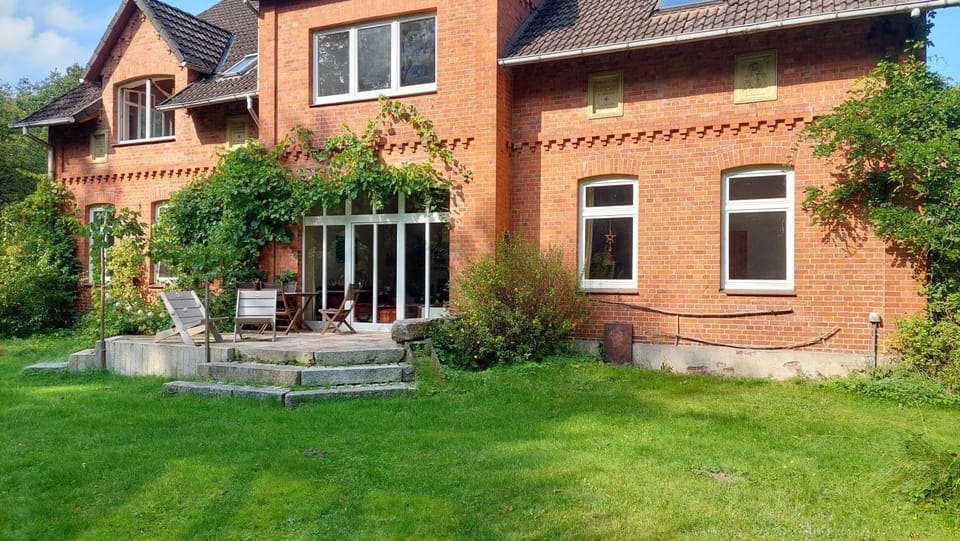 Property building, Garden, Balcony/Terrace