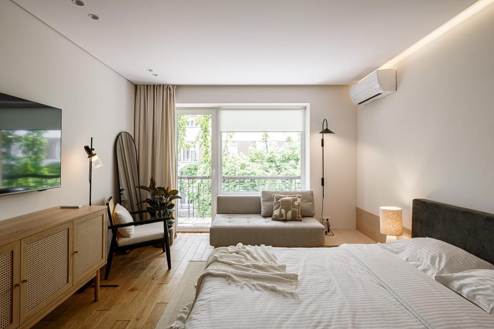 Communal lounge/ TV room, Bed, TV and multimedia, Living room, Photo of the whole room, Seating area, Bedroom, air conditioner