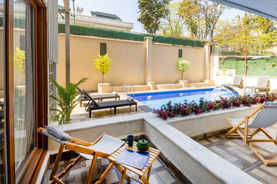 Patio, Day, Natural landscape, Garden, View (from property/room), Balcony/Terrace, Pool view, Swimming pool, sunbed