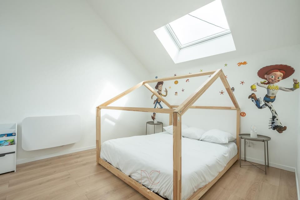 Photo of the whole room, Bedroom