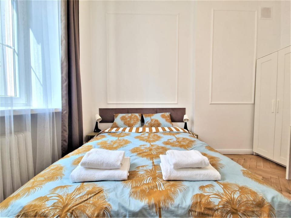 Bed, Photo of the whole room, towels, wardrobe