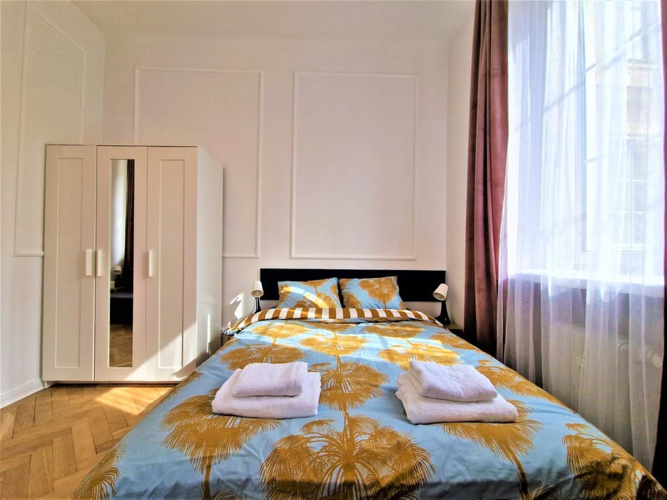 Bed, Photo of the whole room, towels, wardrobe