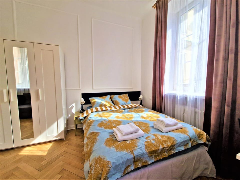 Bed, Photo of the whole room, towels, wardrobe