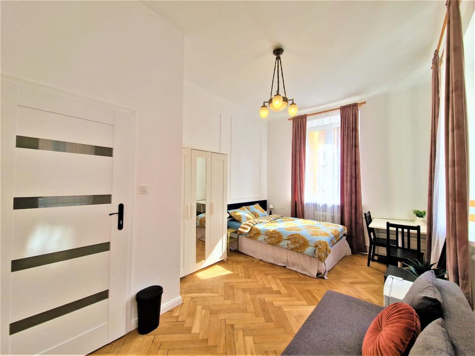 Bed, Photo of the whole room, Seating area