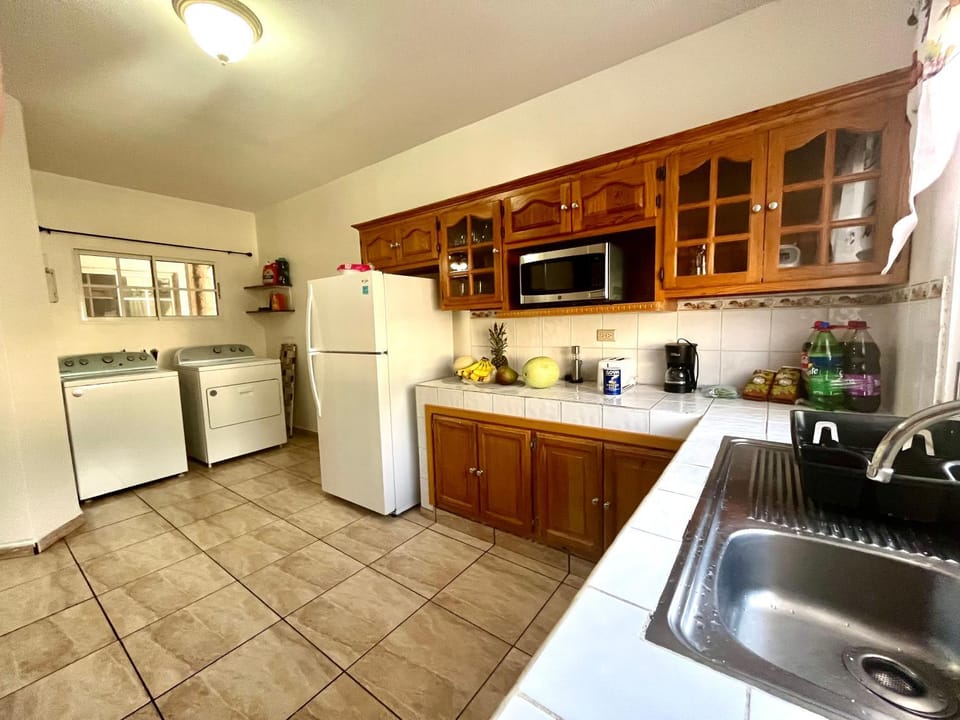 Kitchen or kitchenette, minibar, stove