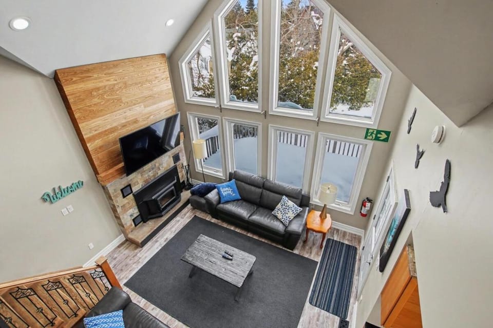 Executive-BBQ-Full-Kitchen-Washer-Dryer-Sauna-Backyard-Parking-Air-Conditioning Chalet in Grey Highlands