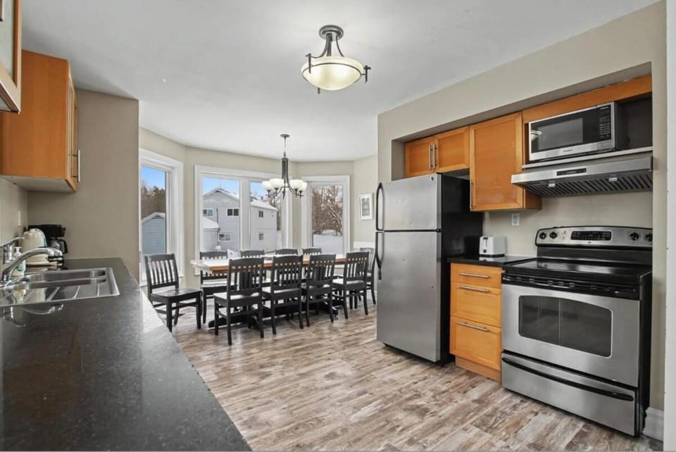 Executive-BBQ-Full-Kitchen-Washer-Dryer-Sauna-Backyard-Parking-Air-Conditioning Chalet in Grey Highlands