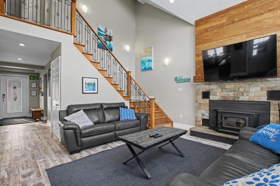 Executive-BBQ-Full-Kitchen-Washer-Dryer-Sauna-Backyard-Parking-Air-Conditioning Chalet in Grey Highlands