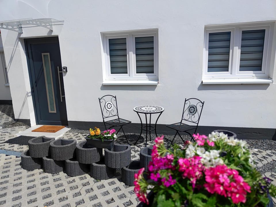 Property building, Patio, Balcony/Terrace, Seating area