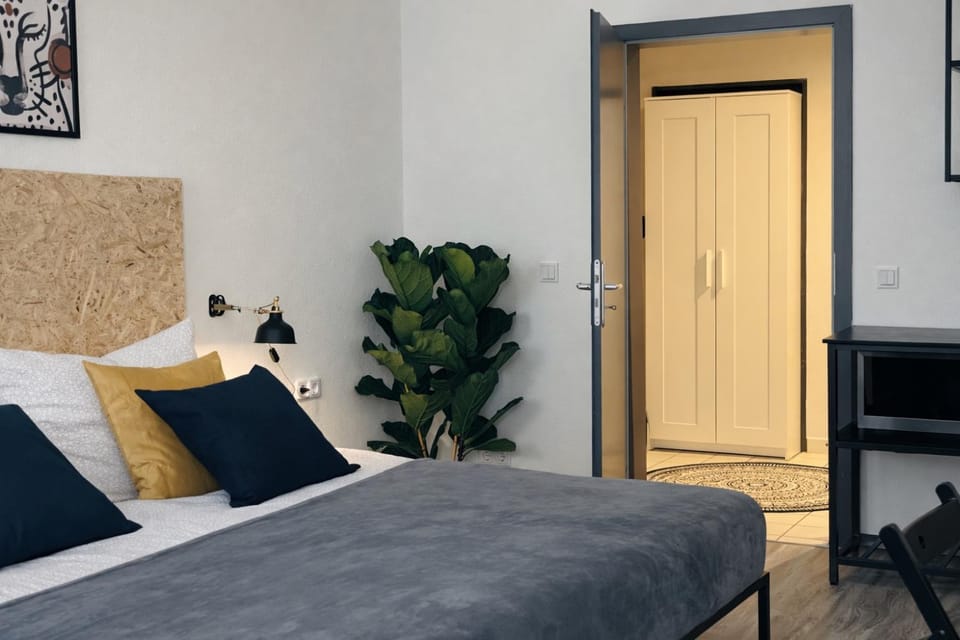 Photo of the whole room, Bedroom, wardrobe