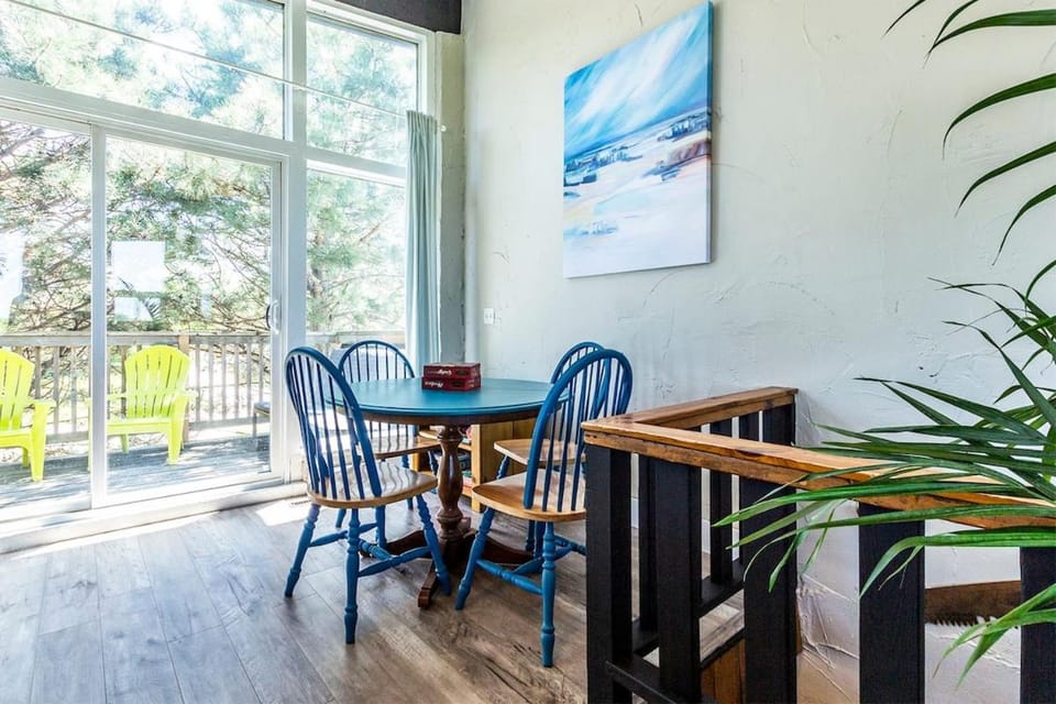 Mountain View-Backyard-Air-Conditioning-BBQ-15mins walk Blue Mountain Village Chalet in Grey Highlands