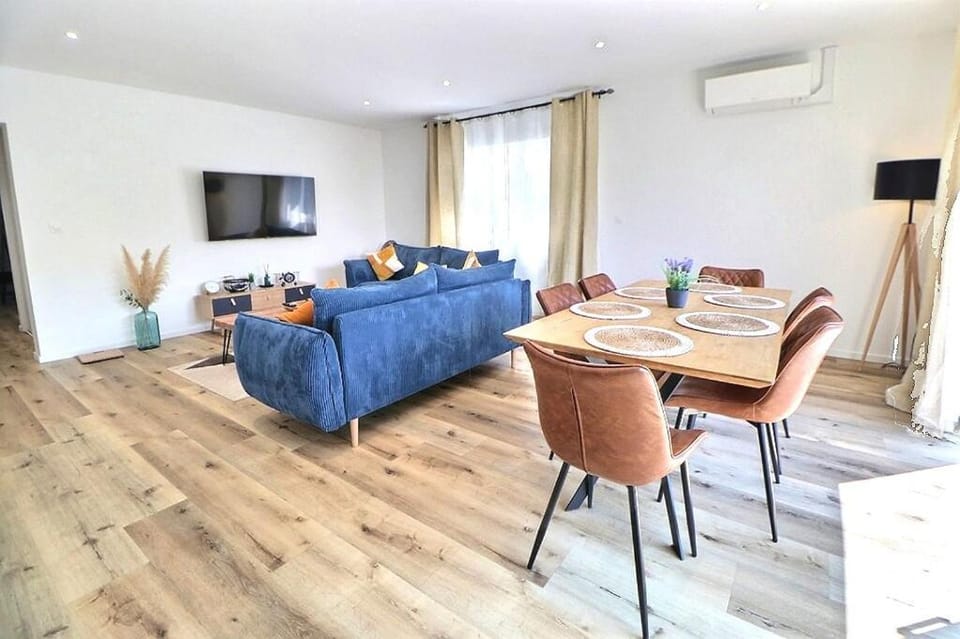 Living room, Dining area, air conditioner