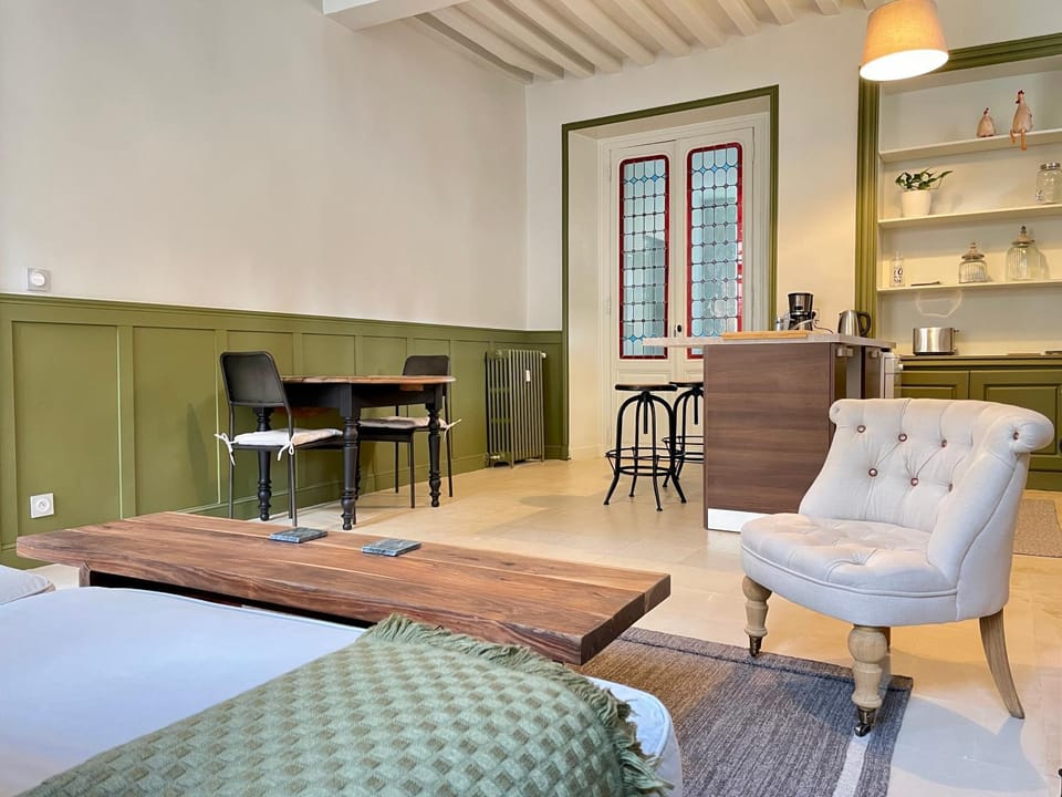 Kitchen or kitchenette, Living room, Dining area, hair dresser