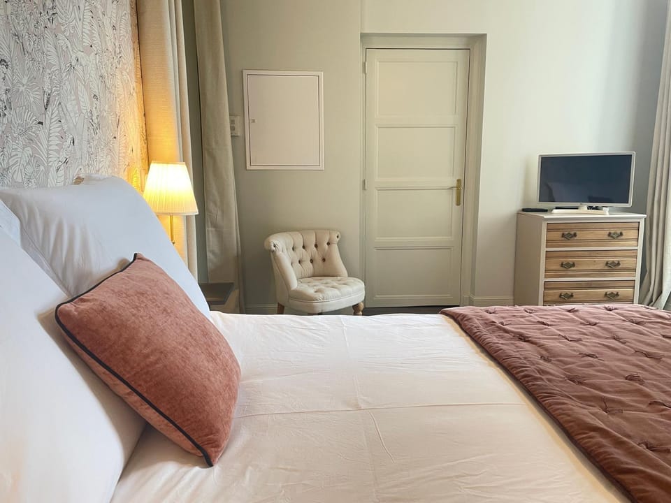Bed, TV and multimedia, Bedroom