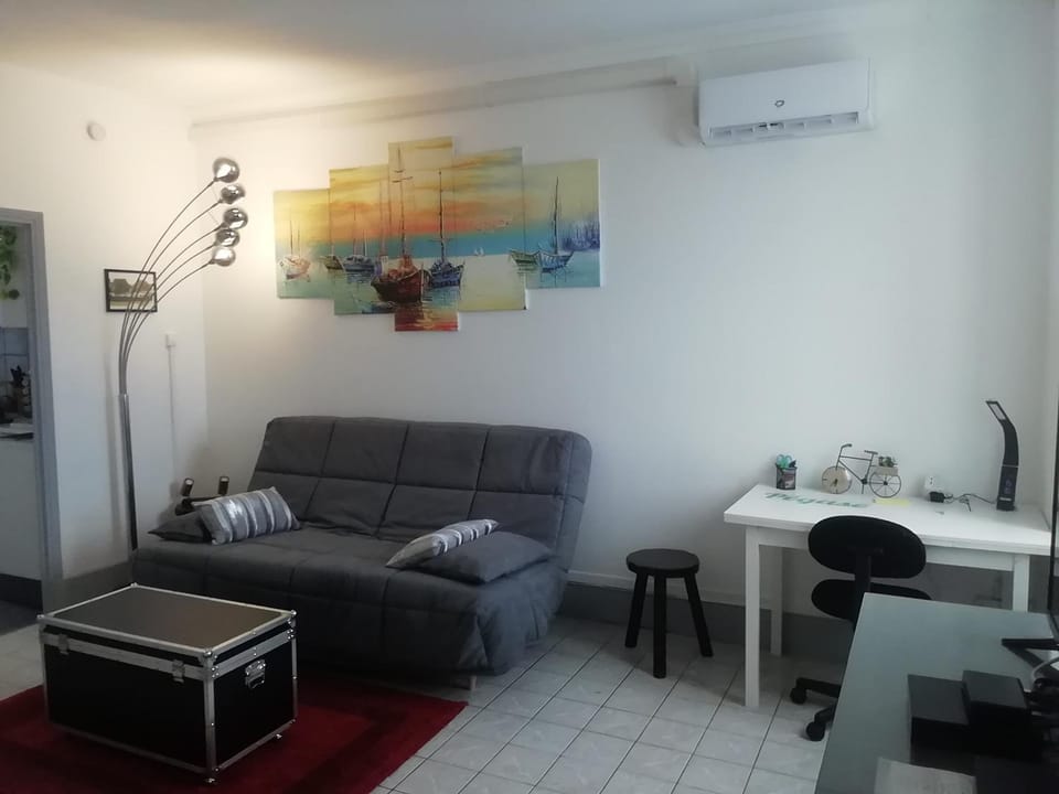 Seating area, air conditioner