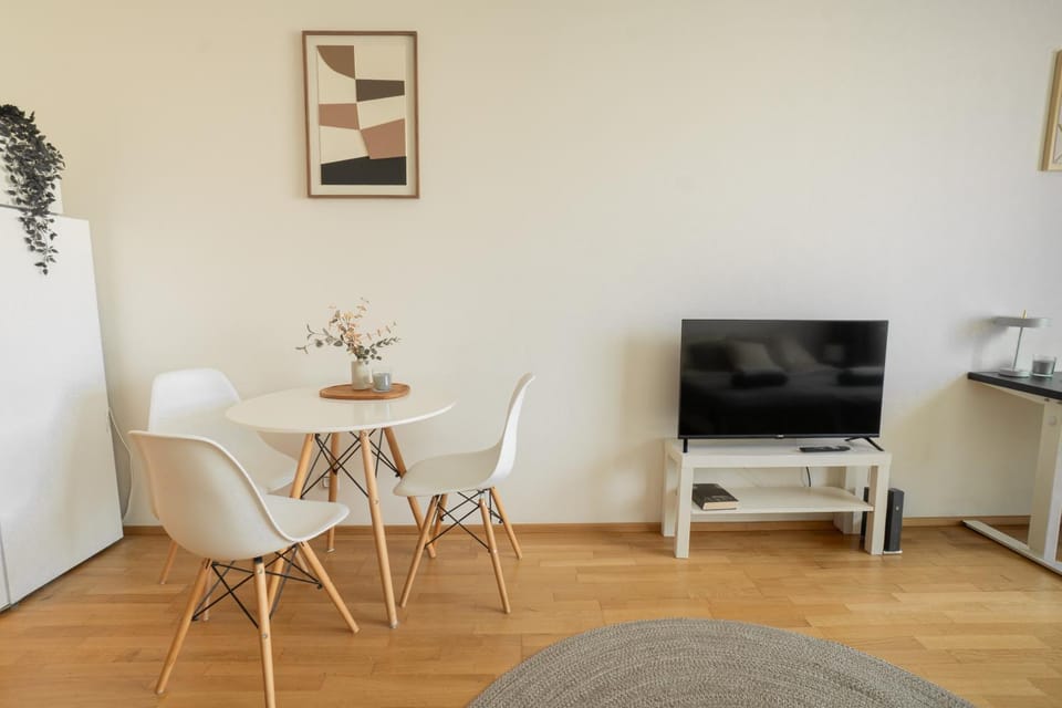 Communal lounge/ TV room, TV and multimedia, Living room, Seating area, Dining area, Evening entertainment