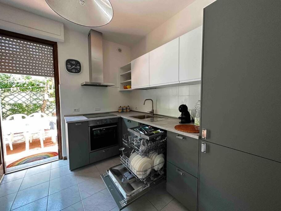 Kitchen or kitchenette, dishwasher