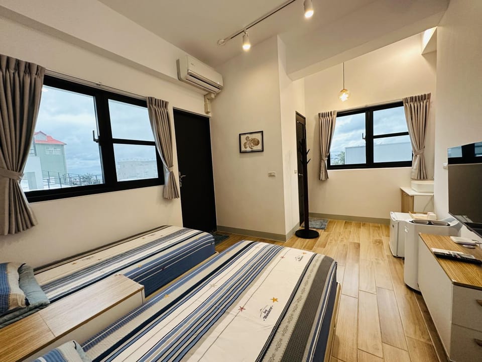 TV and multimedia, Photo of the whole room, Bedroom, internet, air conditioner