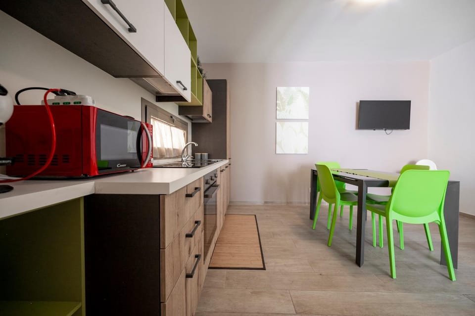 Kitchen or kitchenette, Dining area, oven, stove