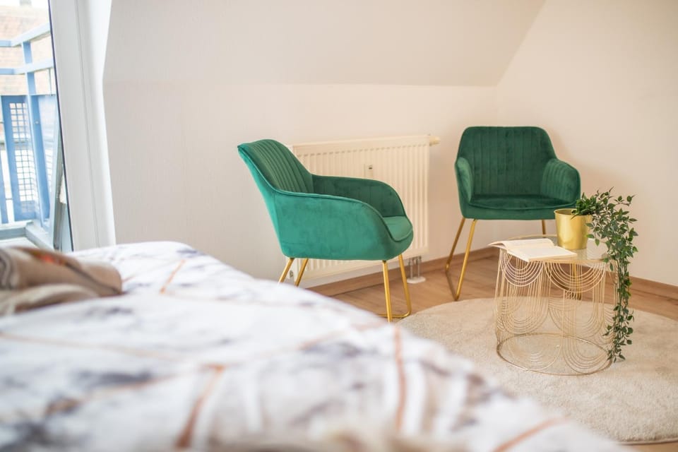 Bed, Seating area, Bedroom