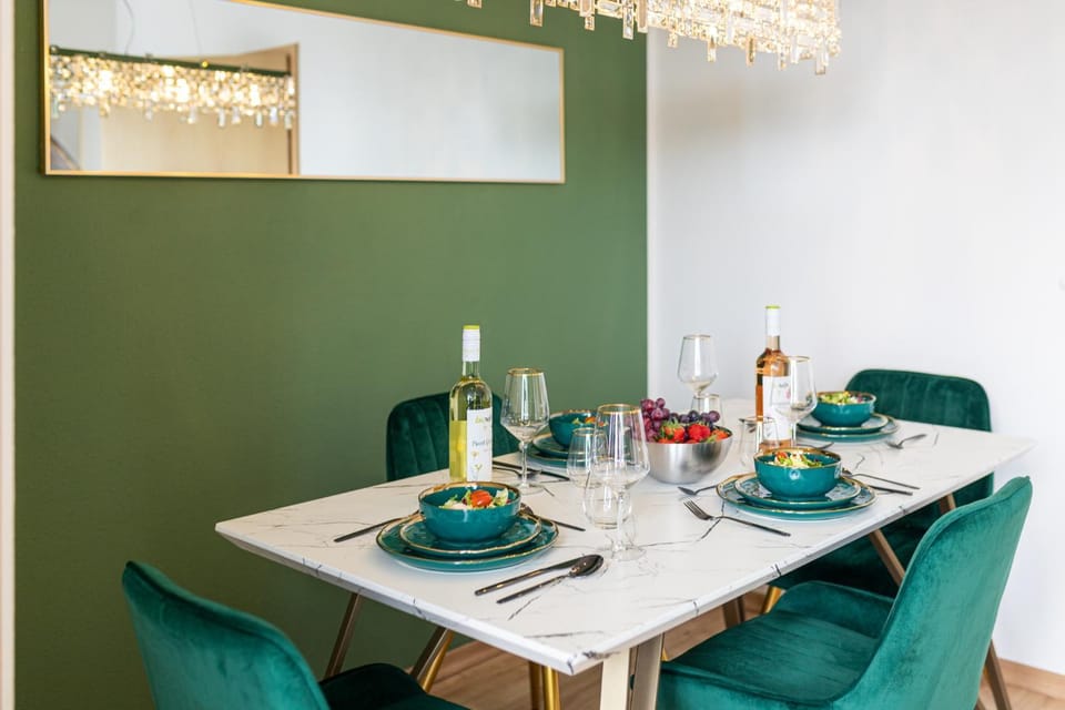 Living room, Food and drinks, Seating area, Dining area, Food, Drinks