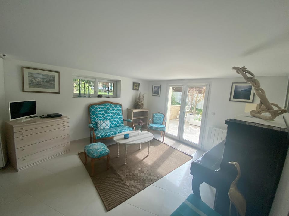 Communal lounge/ TV room, Living room