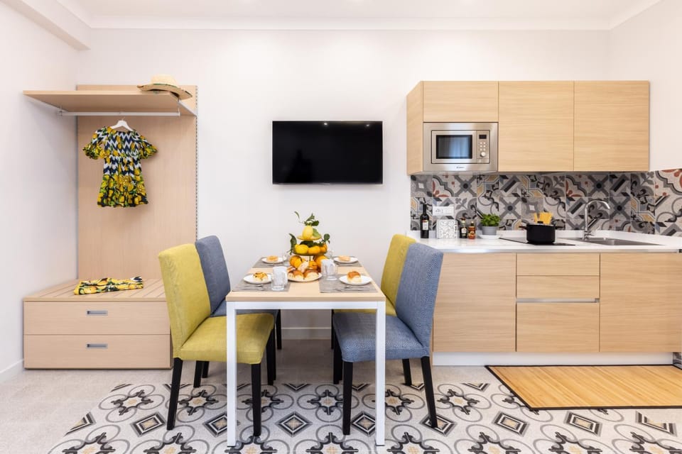 TV and multimedia, Kitchen or kitchenette, Living room, Seating area, Dining area, Food, minibar, pet friendly, stove