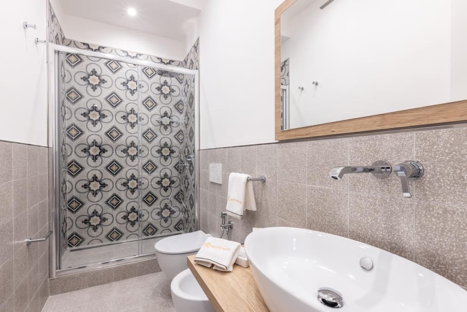 Shower, Toilet, Bathroom, towels