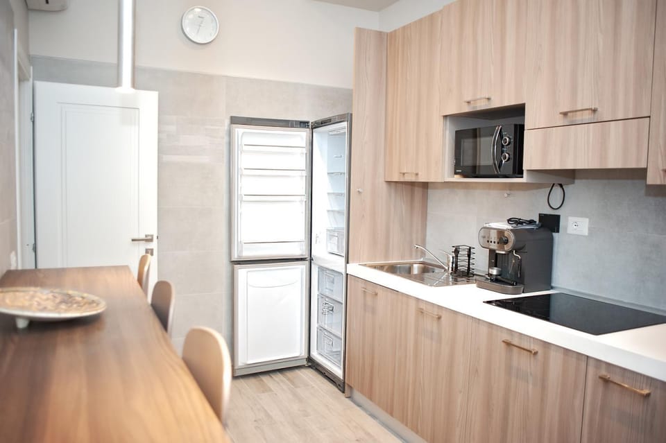 Coffee/tea facilities, Kitchen or kitchenette, Communal kitchen, dishwasher