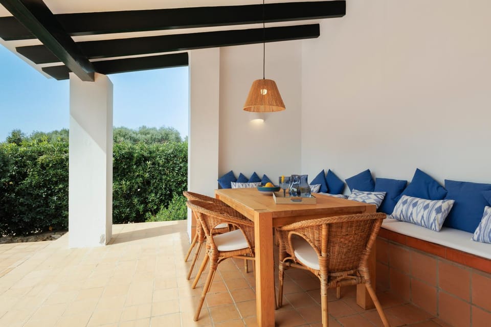 Patio, Off site, Day, Summer, Dining area