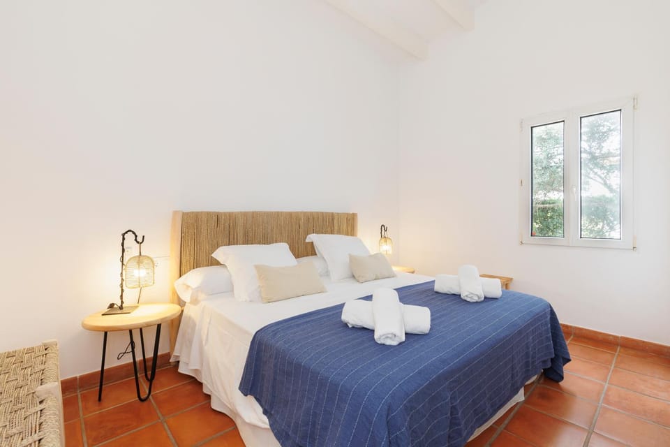 Bed, Day, Photo of the whole room, Bedroom, towels