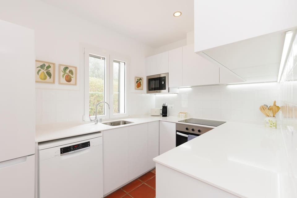 Coffee/tea facilities, Kitchen or kitchenette, dishwasher, microwave, oven, pet friendly, stove, toaster